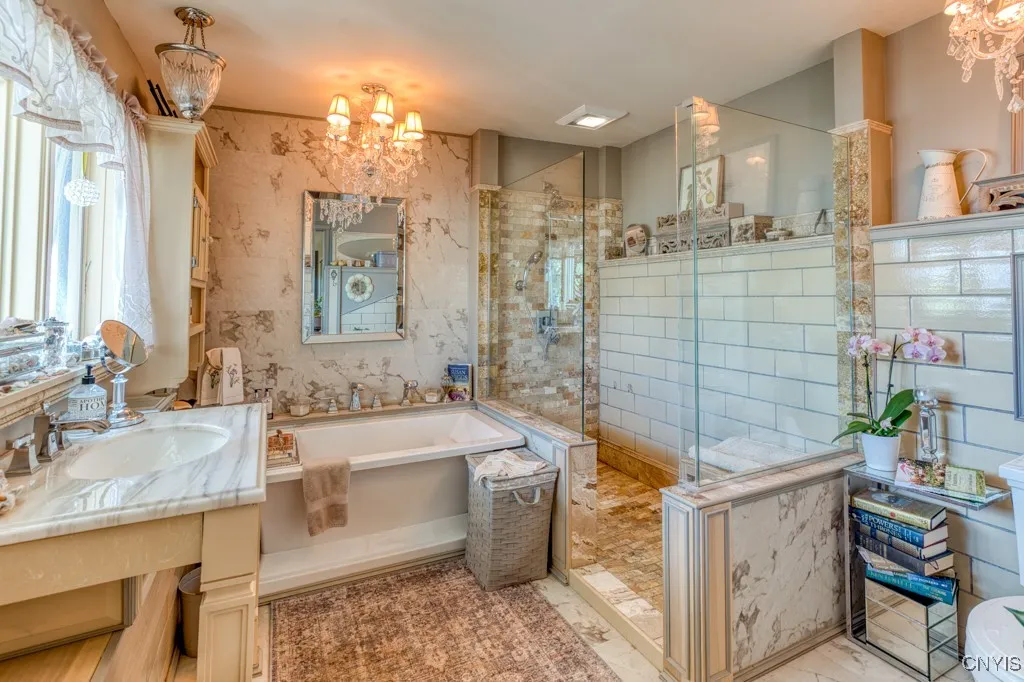 Primary en suite bathroom