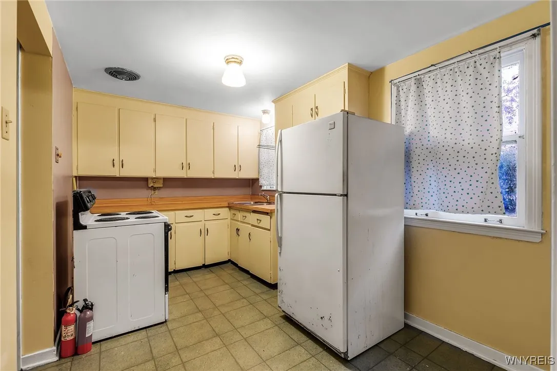 282 Hampton Parkway, Tonawanda, New York 14217, Tonawanda, New York 14217, 3 Bedrooms Bedrooms, 6 Rooms Rooms,1 BathroomBathrooms,Residential,For Sale,282 Hampton Parkway, Tonawanda, New York 14217,0,B1651056