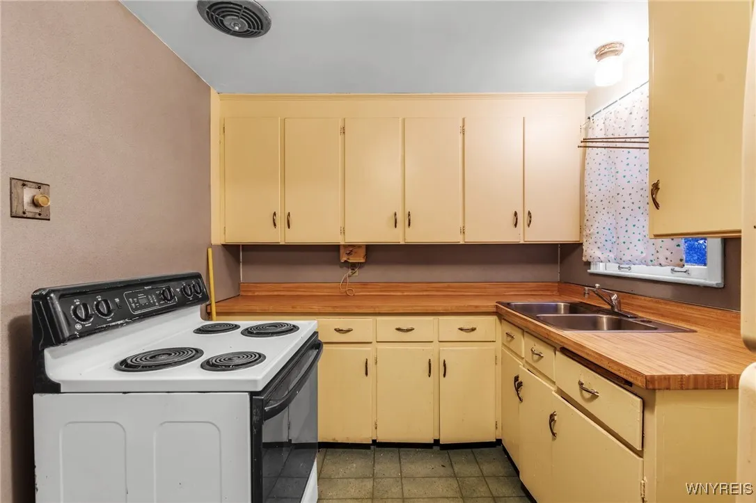 282 Hampton Parkway, Tonawanda, New York 14217, Tonawanda, New York 14217, 3 Bedrooms Bedrooms, 6 Rooms Rooms,1 BathroomBathrooms,Residential,For Sale,282 Hampton Parkway, Tonawanda, New York 14217,0,B1651056