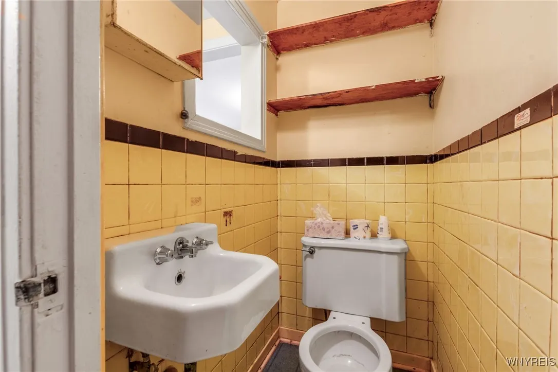 282 Hampton Parkway, Tonawanda, New York 14217, Tonawanda, New York 14217, 3 Bedrooms Bedrooms, 6 Rooms Rooms,1 BathroomBathrooms,Residential,For Sale,282 Hampton Parkway, Tonawanda, New York 14217,0,B1651056