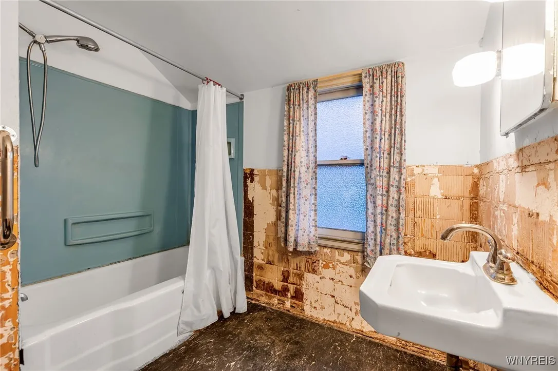 282 Hampton Parkway, Tonawanda, New York 14217, Tonawanda, New York 14217, 3 Bedrooms Bedrooms, 6 Rooms Rooms,1 BathroomBathrooms,Residential,For Sale,282 Hampton Parkway, Tonawanda, New York 14217,0,B1651056