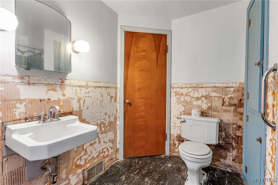 282 Hampton Parkway, Tonawanda, New York 14217, Tonawanda, New York 14217, 3 Bedrooms Bedrooms, 6 Rooms Rooms,1 BathroomBathrooms,Residential,For Sale,282 Hampton Parkway, Tonawanda, New York 14217,0,B1651056