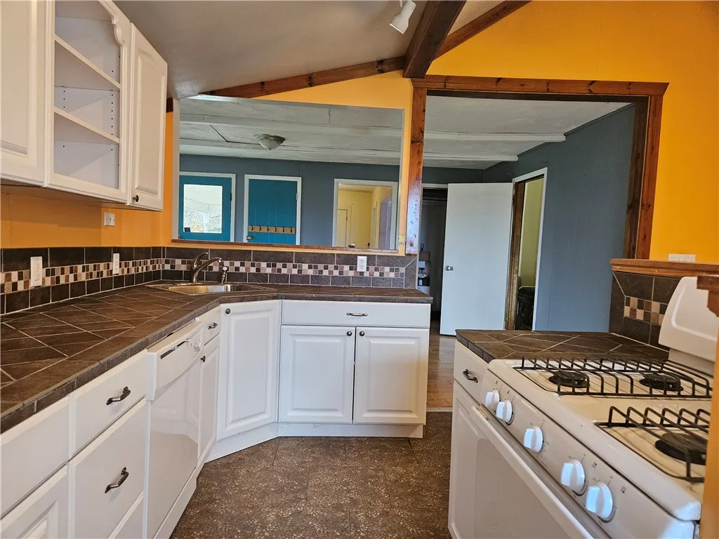 9164 State Route 5 And 20, West Bloomfield, New Yo, West Bloomfield, New York 14469, 3 Bedrooms Bedrooms, 7 Rooms Rooms,2 BathroomsBathrooms,Residential,For Sale,9164 State Route 5 And 20, West Bloomfield, New Yo,0,R1650606