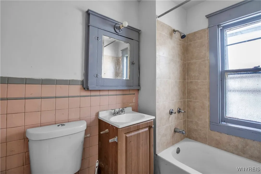 23 Humason Avenue, Buffalo, New York 14211, Buffalo, New York 14211, 5 Bedrooms Bedrooms, ,2 BathroomsBathrooms,Residential,For Sale,23 Humason Avenue, Buffalo, New York 14211,0,B1651070