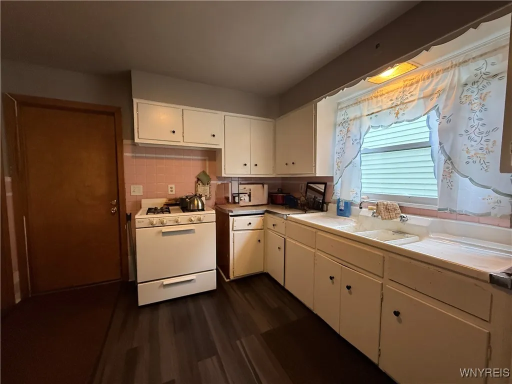 51 Randolph Avenue, Cheektowaga, New York 14211, Cheektowaga, New York 14211, 6 Bedrooms Bedrooms, ,2 BathroomsBathrooms,Residential,For Sale,51 Randolph Avenue, Cheektowaga, New York 14211,0,B1650296