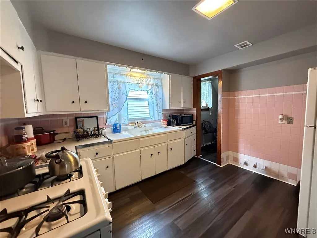 51 Randolph Avenue, Cheektowaga, New York 14211, Cheektowaga, New York 14211, 6 Bedrooms Bedrooms, ,2 BathroomsBathrooms,Residential,For Sale,51 Randolph Avenue, Cheektowaga, New York 14211,0,B1650296