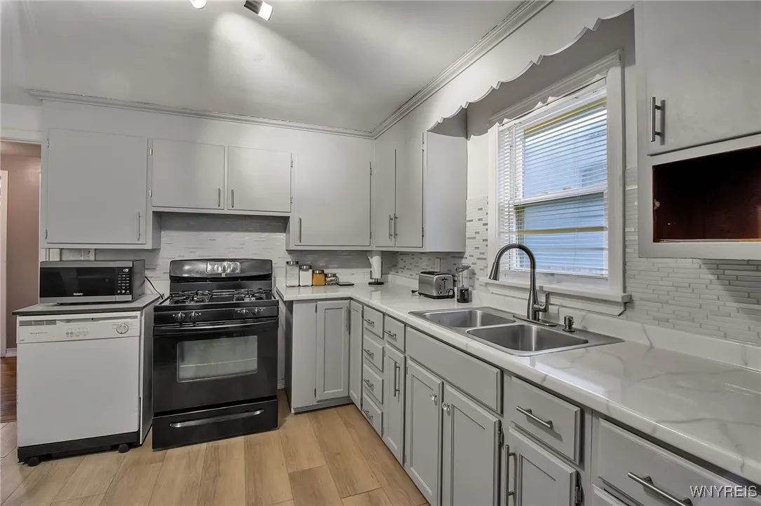 19 Crestwood Place, Cheektowaga, New York 14225, Cheektowaga, New York 14225, 4 Bedrooms Bedrooms, 9 Rooms Rooms,1 BathroomBathrooms,Residential,For Sale,19 Crestwood Place, Cheektowaga, New York 14225,0,B1651108