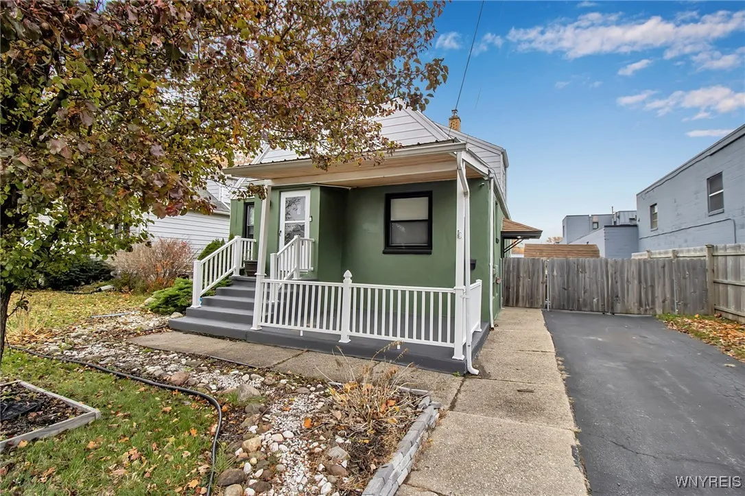 19 Crestwood Place, Cheektowaga, New York 14225, Cheektowaga, New York 14225, 4 Bedrooms Bedrooms, 9 Rooms Rooms,1 BathroomBathrooms,Residential,For Sale,19 Crestwood Place, Cheektowaga, New York 14225,0,B1651108