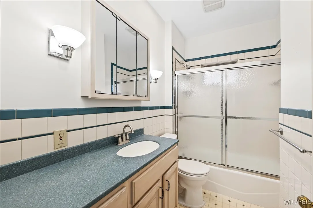 825 Auburn Avenue, Buffalo, New York 14222, Buffalo, New York 14222, 4 Bedrooms Bedrooms, 9 Rooms Rooms,2 BathroomsBathrooms,Residential,For Sale,825 Auburn Avenue, Buffalo, New York 14222,0,B1647885