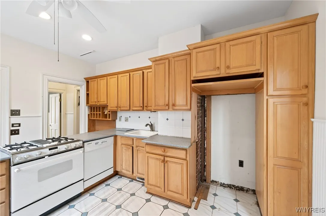 825 Auburn Avenue, Buffalo, New York 14222, Buffalo, New York 14222, 4 Bedrooms Bedrooms, 9 Rooms Rooms,2 BathroomsBathrooms,Residential,For Sale,825 Auburn Avenue, Buffalo, New York 14222,0,B1647885