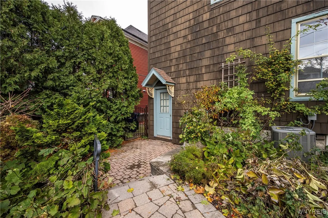 825 Auburn Avenue, Buffalo, New York 14222, Buffalo, New York 14222, 4 Bedrooms Bedrooms, 9 Rooms Rooms,2 BathroomsBathrooms,Residential,For Sale,825 Auburn Avenue, Buffalo, New York 14222,0,B1647885