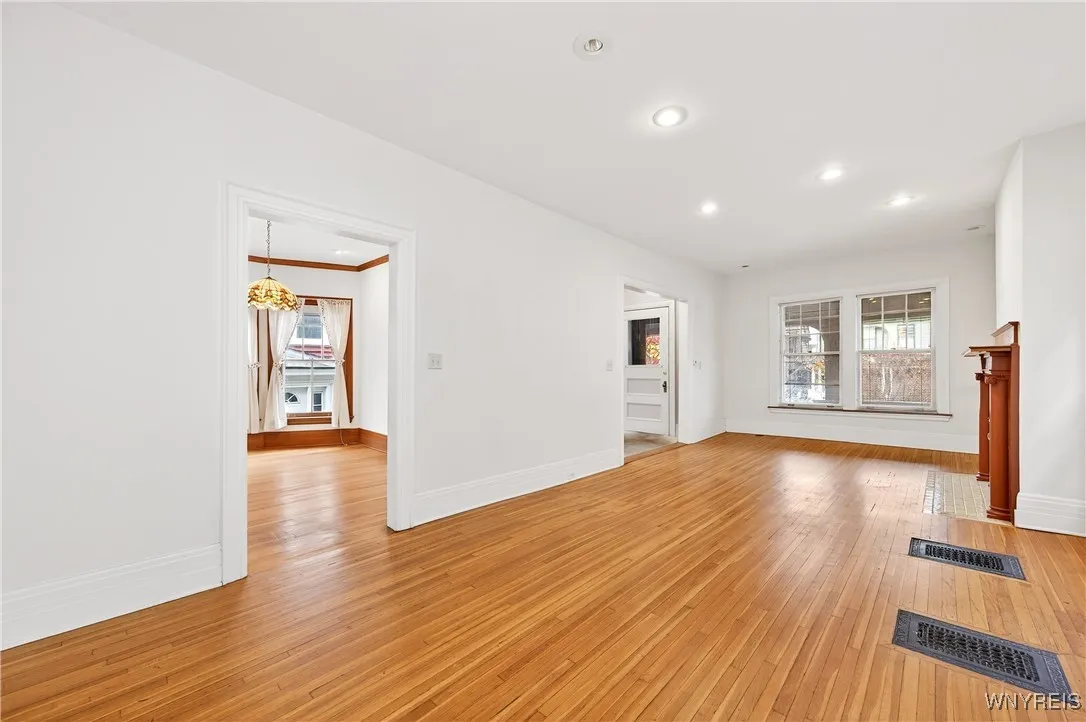 825 Auburn Avenue, Buffalo, New York 14222, Buffalo, New York 14222, 4 Bedrooms Bedrooms, 9 Rooms Rooms,2 BathroomsBathrooms,Residential,For Sale,825 Auburn Avenue, Buffalo, New York 14222,0,B1647885