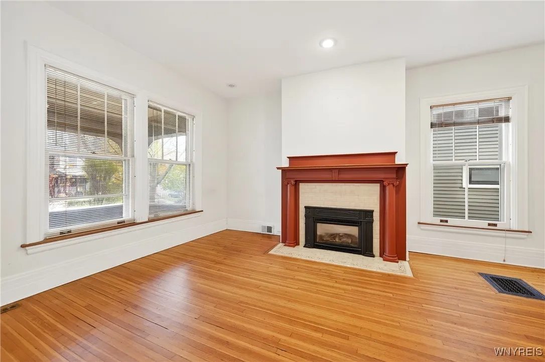 825 Auburn Avenue, Buffalo, New York 14222, Buffalo, New York 14222, 4 Bedrooms Bedrooms, 9 Rooms Rooms,2 BathroomsBathrooms,Residential,For Sale,825 Auburn Avenue, Buffalo, New York 14222,0,B1647885