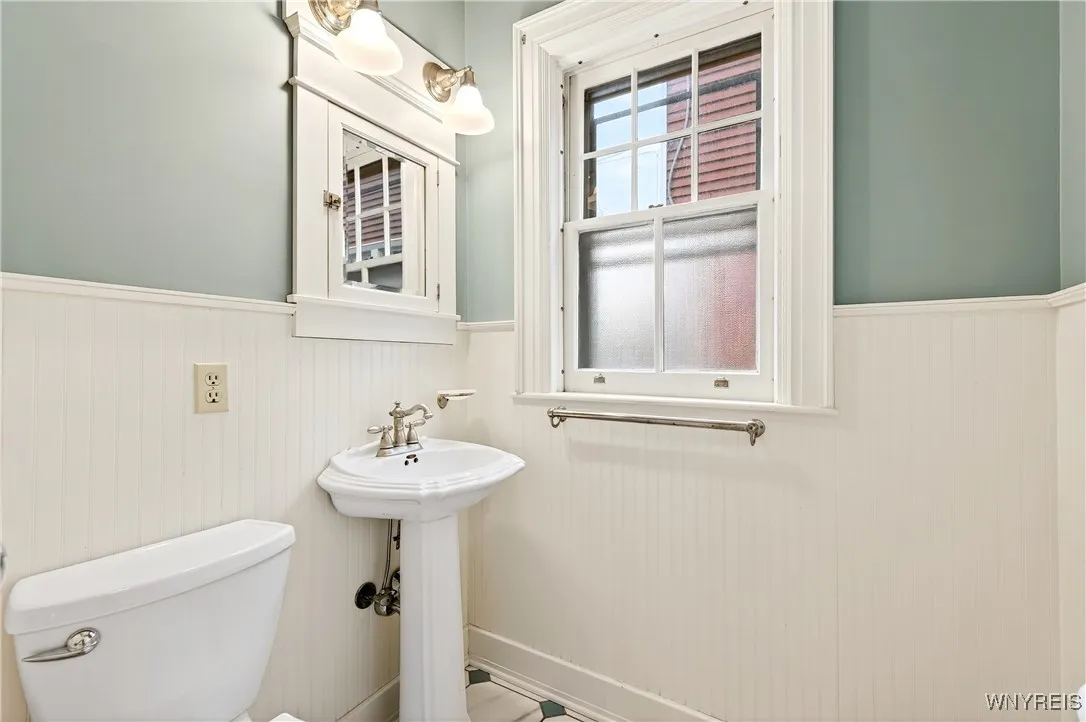 825 Auburn Avenue, Buffalo, New York 14222, Buffalo, New York 14222, 4 Bedrooms Bedrooms, 9 Rooms Rooms,2 BathroomsBathrooms,Residential,For Sale,825 Auburn Avenue, Buffalo, New York 14222,0,B1647885