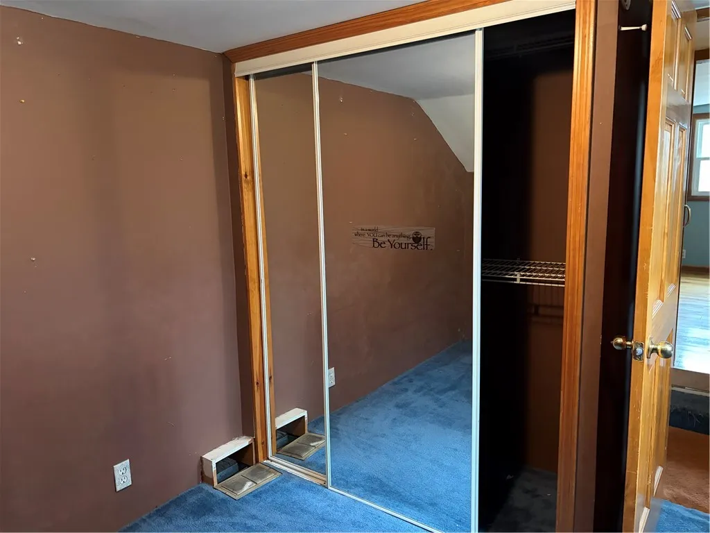 Closet in smaller bedroom