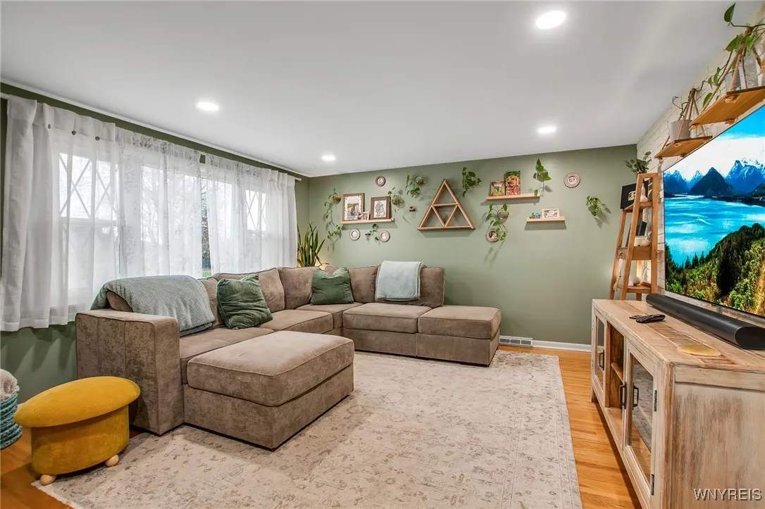 107 Patricia Drive, West Seneca, New York 14224, West Seneca, New York 14224, 3 Bedrooms Bedrooms, 7 Rooms Rooms,1 BathroomBathrooms,Residential,For Sale,107 Patricia Drive, West Seneca, New York 14224,0,B1651268