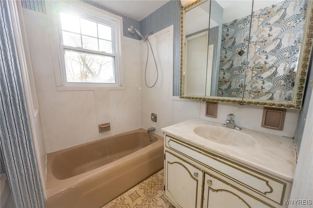 5198 Lake Shore Road, Hamburg, New York 14075, Hamburg, New York 14075, 5 Bedrooms Bedrooms, 12 Rooms Rooms,3 BathroomsBathrooms,Residential,For Sale,5198 Lake Shore Road, Hamburg, New York 14075,0,B1649839