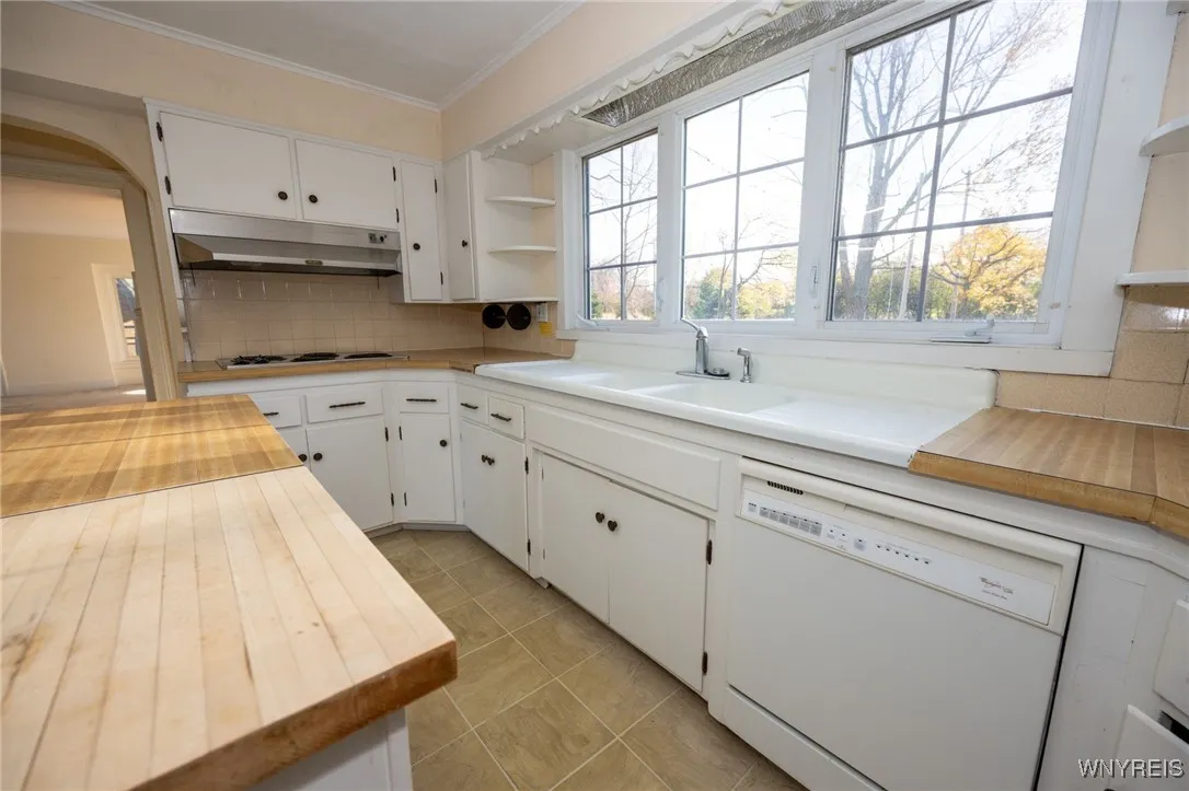 5198 Lake Shore Road, Hamburg, New York 14075, Hamburg, New York 14075, 5 Bedrooms Bedrooms, 12 Rooms Rooms,3 BathroomsBathrooms,Residential,For Sale,5198 Lake Shore Road, Hamburg, New York 14075,0,B1649839