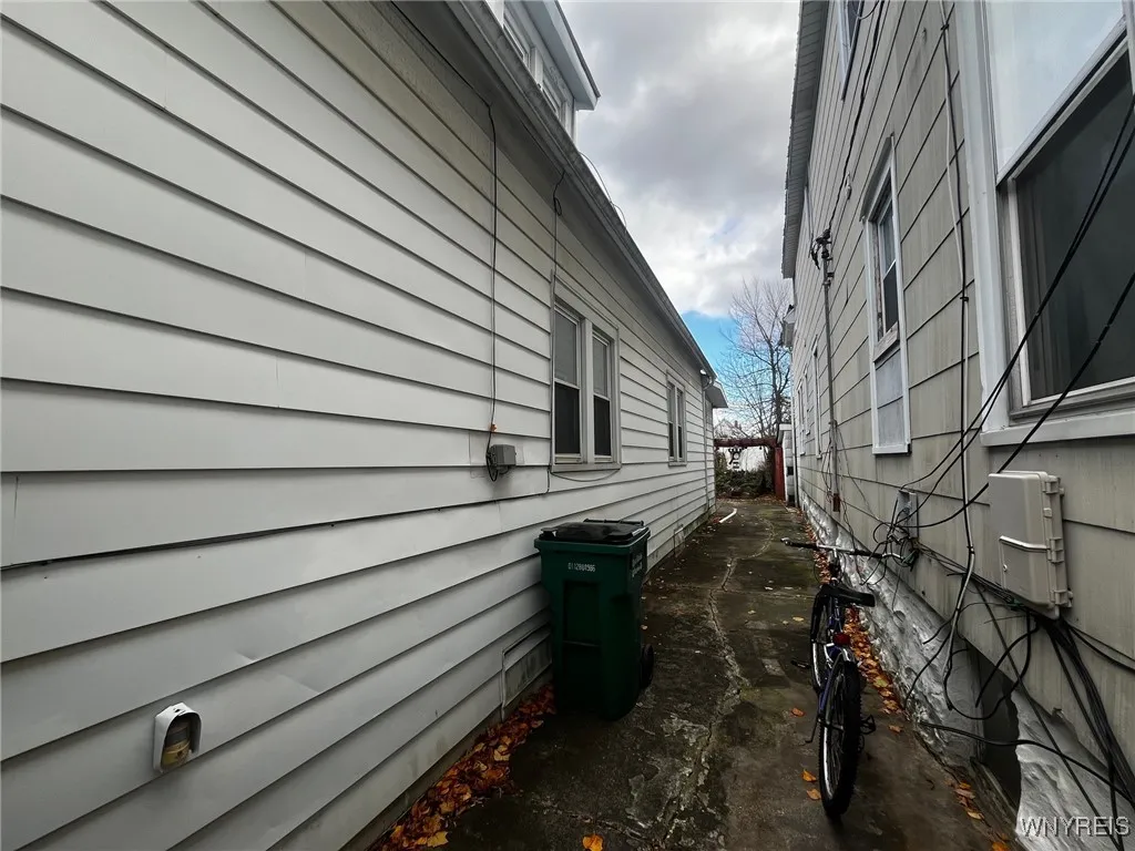 41 Briscoe Avenue, Buffalo, New York 14211, Buffalo, New York 14211, 4 Bedrooms Bedrooms, ,2 BathroomsBathrooms,Residential,For Sale,41 Briscoe Avenue, Buffalo, New York 14211,0,B1651409