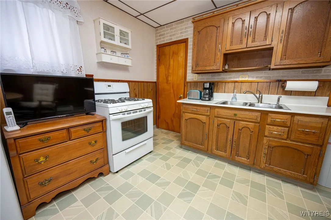 15 Central Avenue, Buffalo, New York 14206, Buffalo, New York 14206, 4 Bedrooms Bedrooms, 8 Rooms Rooms,1 BathroomBathrooms,Residential,For Sale,15 Central Avenue, Buffalo, New York 14206,0,B1651380