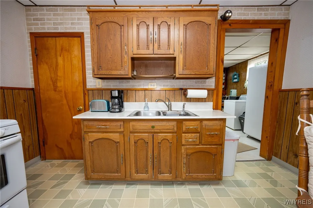 15 Central Avenue, Buffalo, New York 14206, Buffalo, New York 14206, 4 Bedrooms Bedrooms, 8 Rooms Rooms,1 BathroomBathrooms,Residential,For Sale,15 Central Avenue, Buffalo, New York 14206,0,B1651380