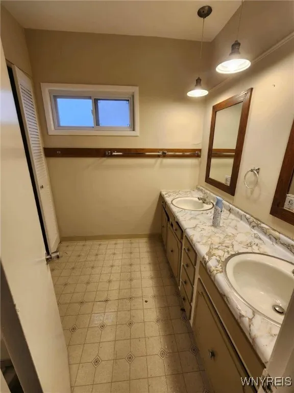 25 Kent Street, Hamburg, New York 14219, Hamburg, New York 14219, 5 Bedrooms Bedrooms, ,2 BathroomsBathrooms,Residential,For Sale,25 Kent Street, Hamburg, New York 14219,0,B1650171