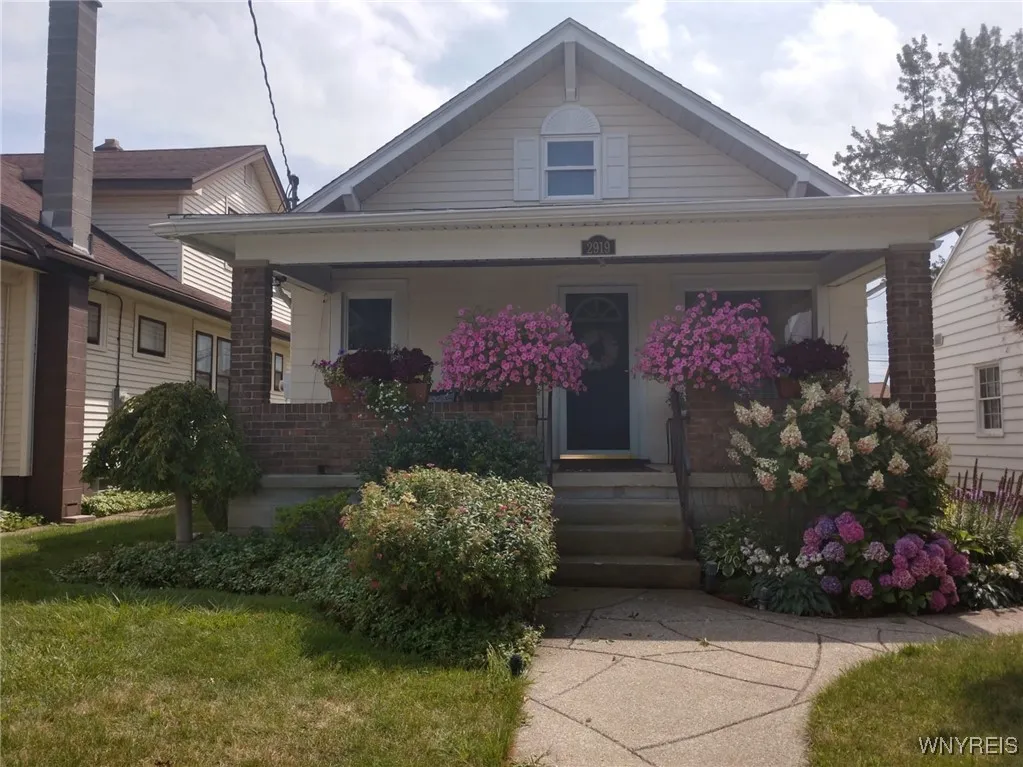 2919 Michigan Avenue, Niagara Falls, New York 1430, Niagara Falls, New York 14305, 3 Bedrooms Bedrooms, 8 Rooms Rooms,2 BathroomsBathrooms,Residential,For Sale,2919 Michigan Avenue, Niagara Falls, New York 1430,0,B1651509