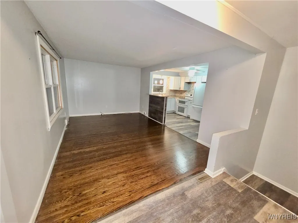 35 Park Avenue, Tonawanda, New York 14150, Tonawanda, New York 14150, 2 Bedrooms Bedrooms, 5 Rooms Rooms,1 BathroomBathrooms,Residential Lease,For Rent,35 Park Avenue, Tonawanda, New York 14150,0,B1648207