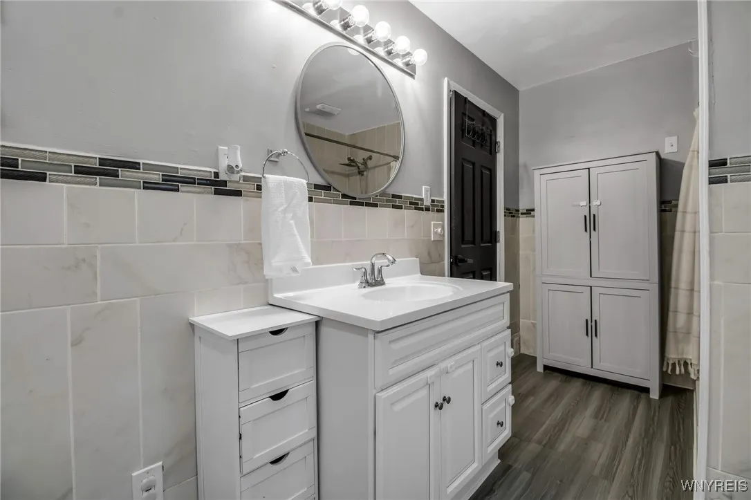 5048 Roseview Avenue, Hamburg, New York 14219, Hamburg, New York 14219, 3 Bedrooms Bedrooms, 6 Rooms Rooms,1 BathroomBathrooms,Residential,For Sale,5048 Roseview Avenue, Hamburg, New York 14219,0,B1651085