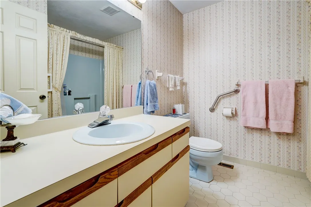 17 Chenin Run, Perinton, New York 14450, Perinton, New York 14450, 3 Bedrooms Bedrooms, 8 Rooms Rooms,2 BathroomsBathrooms,Residential,For Sale,17 Chenin Run, Perinton, New York 14450,0,R1651552