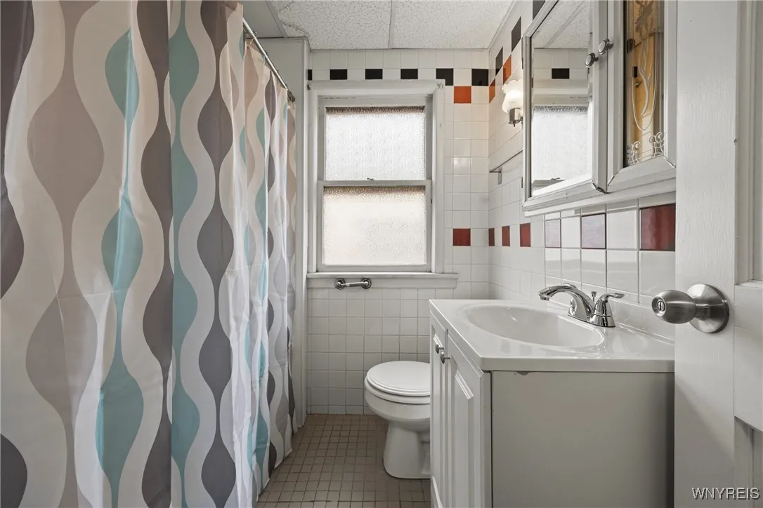 2615 Genesee Street, Cheektowaga, New York 14225, Cheektowaga, New York 14225, 2 Bedrooms Bedrooms, 5 Rooms Rooms,1 BathroomBathrooms,Residential Lease,For Rent,2615 Genesee Street, Cheektowaga, New York 14225,0,B1651680