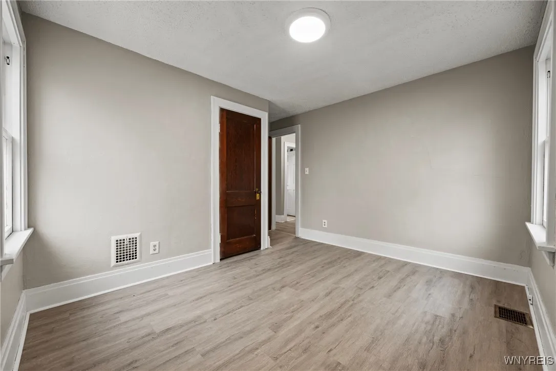 2615 Genesee Street, Cheektowaga, New York 14225, Cheektowaga, New York 14225, 2 Bedrooms Bedrooms, 5 Rooms Rooms,1 BathroomBathrooms,Residential Lease,For Rent,2615 Genesee Street, Cheektowaga, New York 14225,0,B1651680