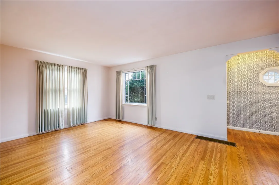 131 Langford Road, Rochester, New York 14615, Rochester, New York 14615, 2 Bedrooms Bedrooms, 4 Rooms Rooms,1 BathroomBathrooms,Residential,For Sale,131 Langford Road, Rochester, New York 14615,0,R1647505