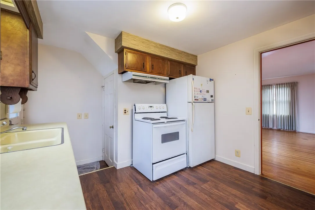 131 Langford Road, Rochester, New York 14615, Rochester, New York 14615, 2 Bedrooms Bedrooms, 4 Rooms Rooms,1 BathroomBathrooms,Residential,For Sale,131 Langford Road, Rochester, New York 14615,0,R1647505
