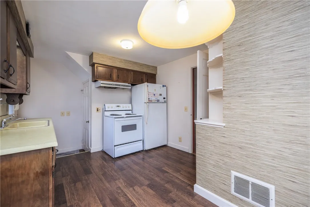 131 Langford Road, Rochester, New York 14615, Rochester, New York 14615, 2 Bedrooms Bedrooms, 4 Rooms Rooms,1 BathroomBathrooms,Residential,For Sale,131 Langford Road, Rochester, New York 14615,0,R1647505