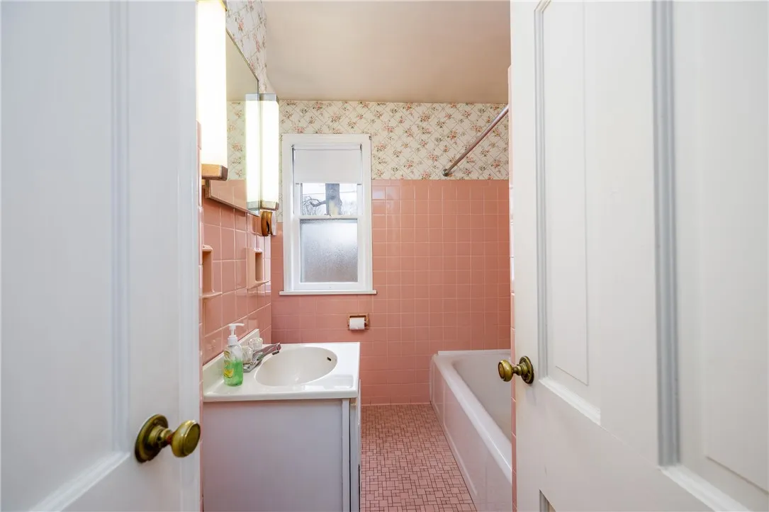 131 Langford Road, Rochester, New York 14615, Rochester, New York 14615, 2 Bedrooms Bedrooms, 4 Rooms Rooms,1 BathroomBathrooms,Residential,For Sale,131 Langford Road, Rochester, New York 14615,0,R1647505