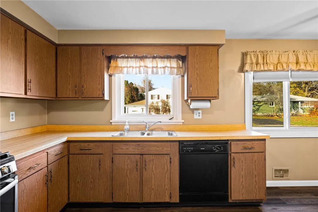 1145 Whitlock Road, Irondequoit, New York 14609, Irondequoit, New York 14609, 3 Bedrooms Bedrooms, 6 Rooms Rooms,1 BathroomBathrooms,Residential,For Sale,1145 Whitlock Road, Irondequoit, New York 14609,0,R1644569