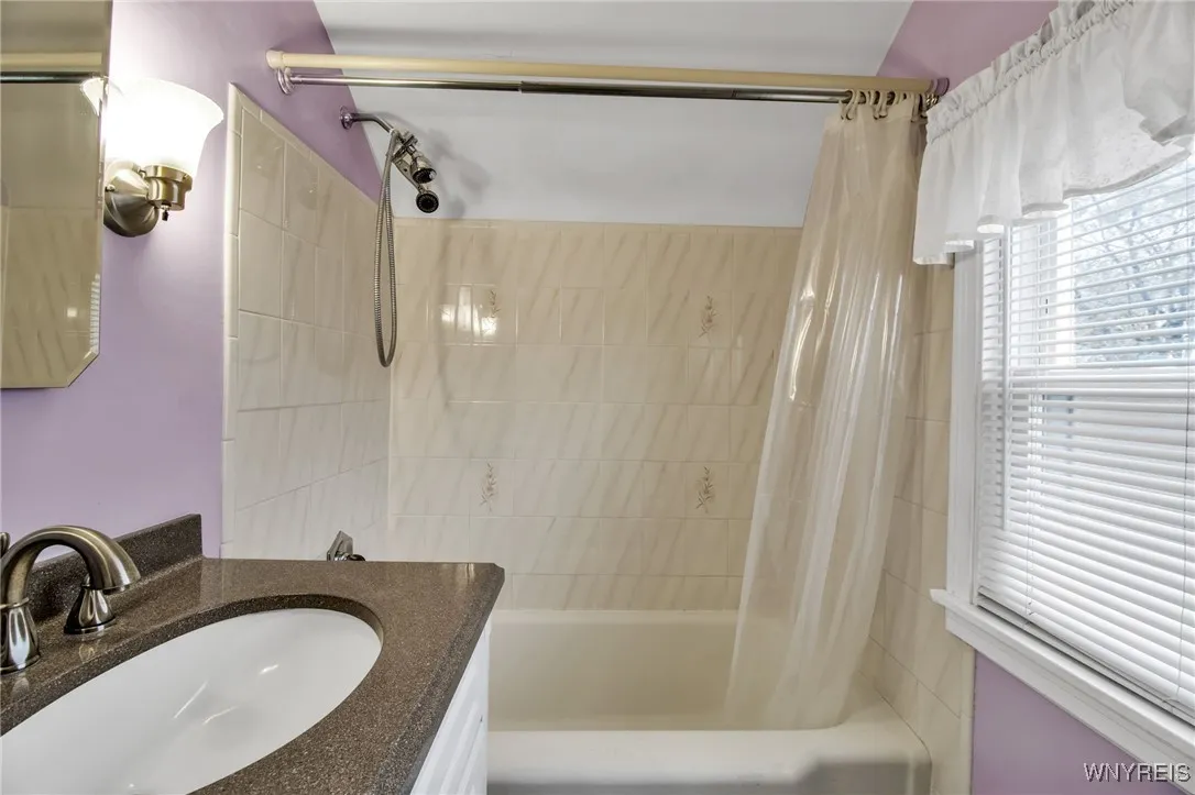 1226 87th Street, Niagara Falls, New York 14304, Niagara Falls, New York 14304, 3 Bedrooms Bedrooms, 7 Rooms Rooms,1 BathroomBathrooms,Residential,For Sale,1226 87th Street, Niagara Falls, New York 14304,0,B1651252