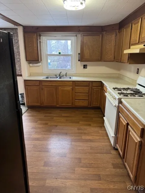 LARGE KITCHEN