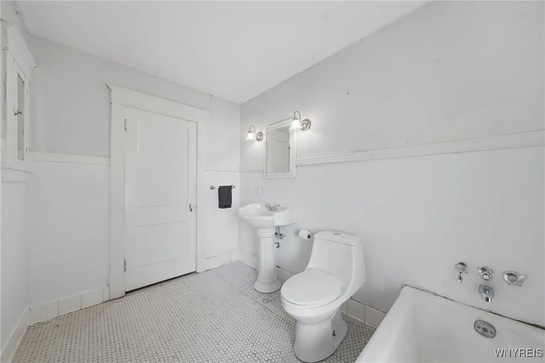 4466 Main Street, Royalton, New York 14067, Royalton, New York 14067, 4 Bedrooms Bedrooms, 10 Rooms Rooms,2 BathroomsBathrooms,Residential,For Sale,4466 Main Street, Royalton, New York 14067,0,B1651873