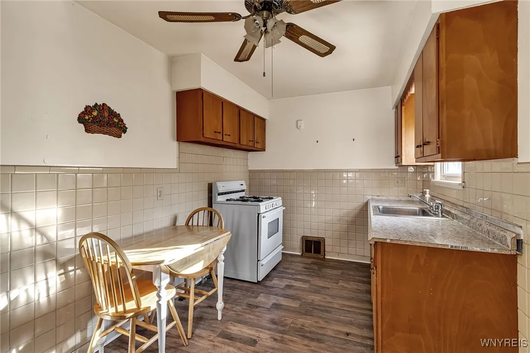 288 Vicksburg Avenue, Tonawanda, New York 14150, Tonawanda, New York 14150, 3 Bedrooms Bedrooms, 5 Rooms Rooms,1 BathroomBathrooms,Residential,For Sale,288 Vicksburg Avenue, Tonawanda, New York 14150,0,B1651901