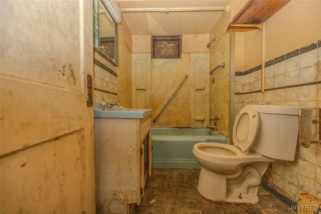 27 Cornwall Avenue, Buffalo, New York 14215, Buffalo, New York 14215, 4 Bedrooms Bedrooms, 8 Rooms Rooms,1 BathroomBathrooms,Residential,For Sale,27 Cornwall Avenue, Buffalo, New York 14215,0,B1651736