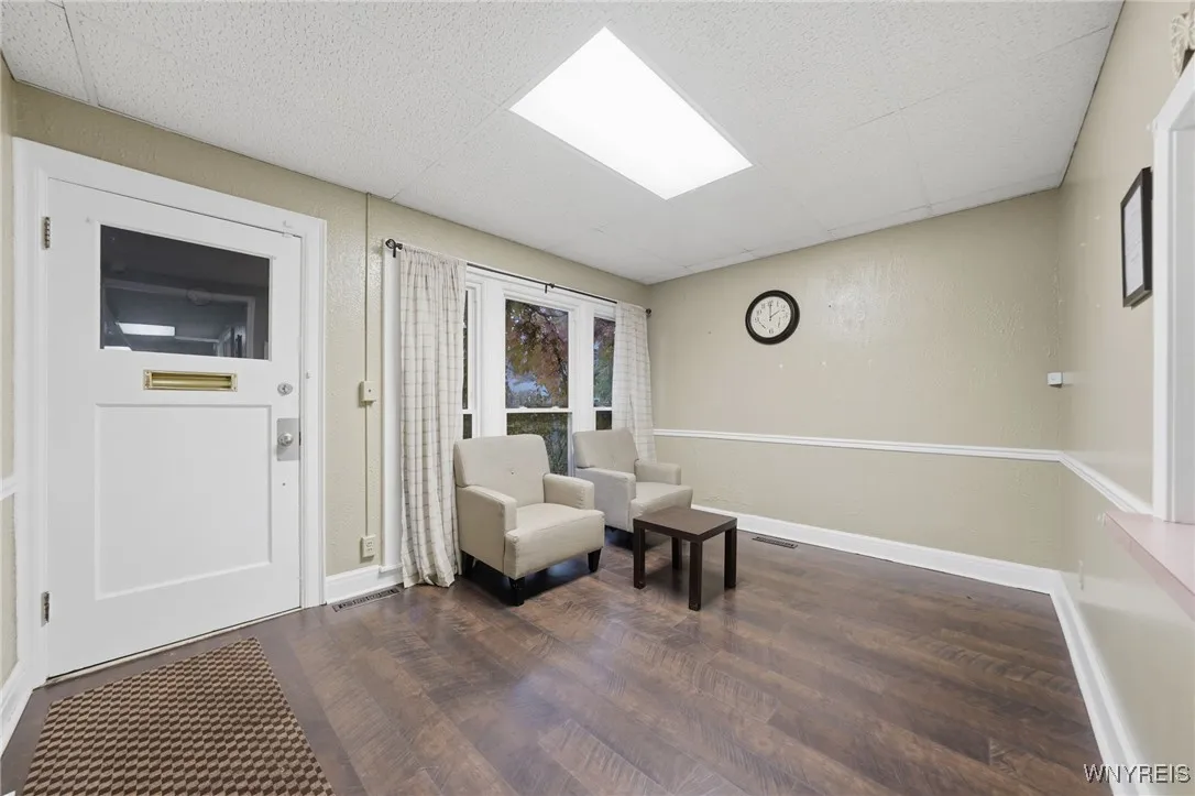 FIRST FLOOR WAITING ROOM