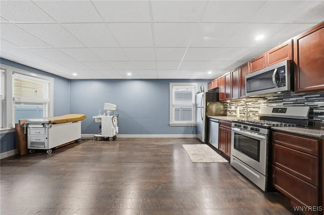 FIRST FLOOR FULL KITCHEN