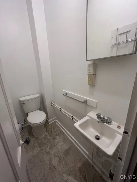 1/2 bath in entryway