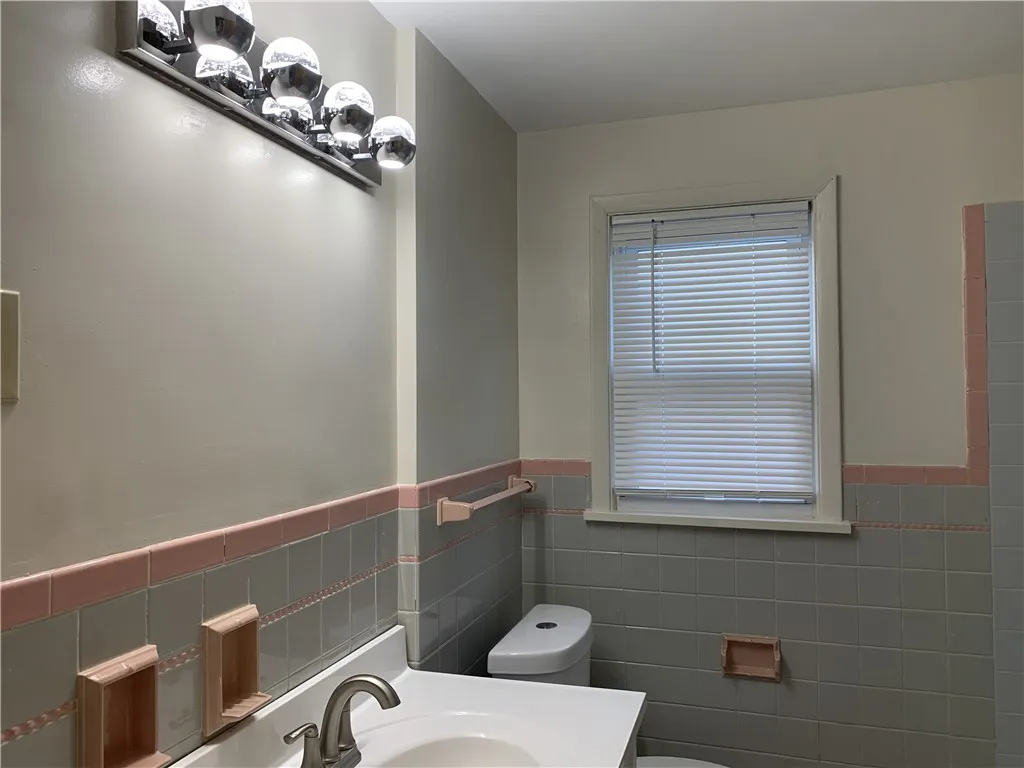 80 Abington Road, Irondequoit, New York 14622, Irondequoit, New York 14622, 4 Bedrooms Bedrooms, 6 Rooms Rooms,2 BathroomsBathrooms,Residential Lease,For Rent,80 Abington Road, Irondequoit, New York 14622,0,R1652109