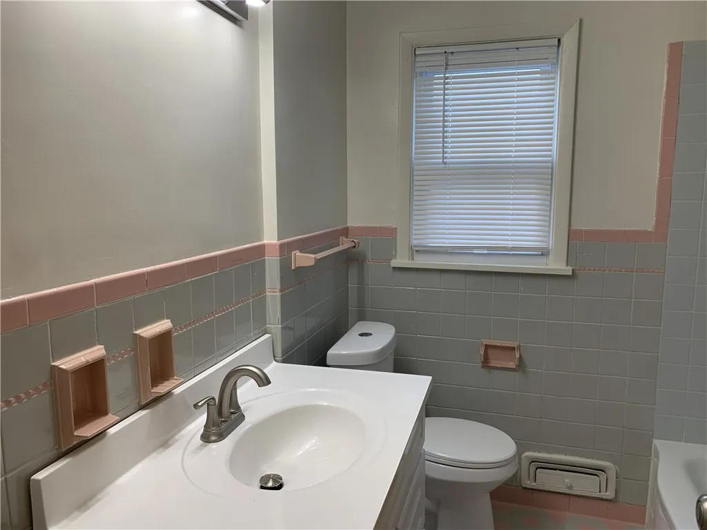 80 Abington Road, Irondequoit, New York 14622, Irondequoit, New York 14622, 4 Bedrooms Bedrooms, 6 Rooms Rooms,2 BathroomsBathrooms,Residential Lease,For Rent,80 Abington Road, Irondequoit, New York 14622,0,R1652109