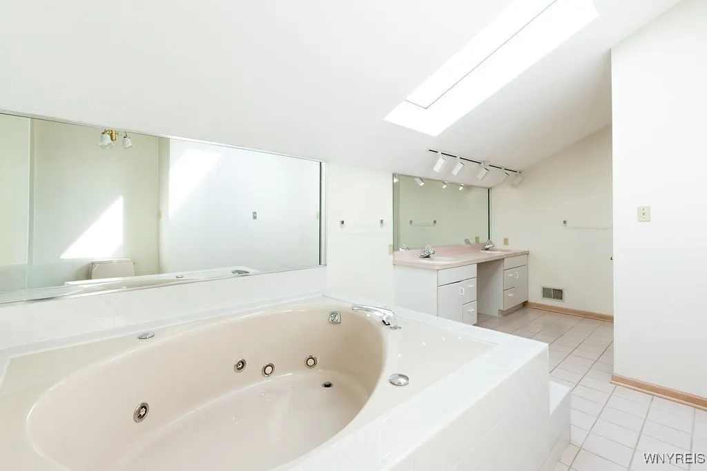 18 Islewoods, Grand Island, New York 14072, Grand Island, New York 14072, 5 Bedrooms Bedrooms, 12 Rooms Rooms,3 BathroomsBathrooms,Residential,For Sale,18 Islewoods, Grand Island, New York 14072,0,B1646349