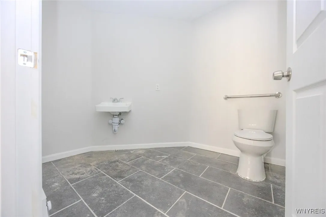 524 Main Street, Niagara Falls, New York 14301, Niagara Falls, New York 14301, ,Commercial Lease,For Rent,524 Main Street, Niagara Falls, New York 14301,0,B1652097