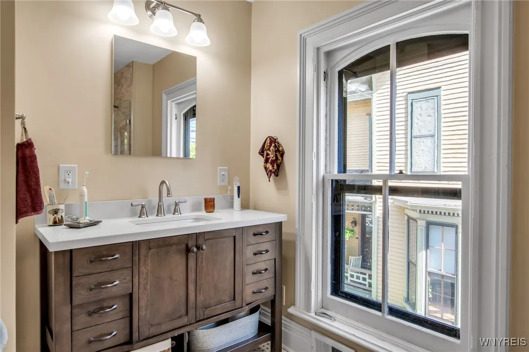 41 Irving Place, Buffalo, New York 14201, Buffalo, New York 14201, 4 Bedrooms Bedrooms, 9 Rooms Rooms,2 BathroomsBathrooms,Residential,For Sale,41 Irving Place, Buffalo, New York 14201,0,B1652336